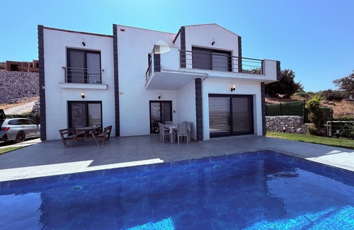 Meselik Villa | Meşelik Göl Manzaralı Full Müstakil havuzlu villa