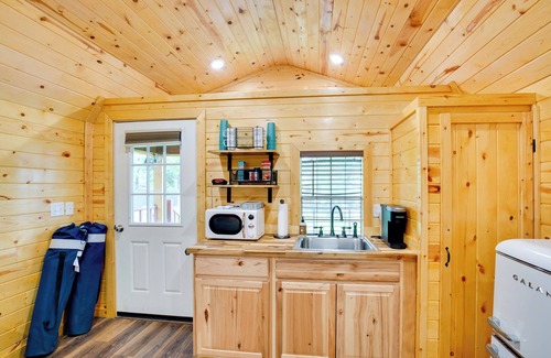 Mead Apartment | Cozy Mead Studio Cabin Steps from Lake Texoma & Marina