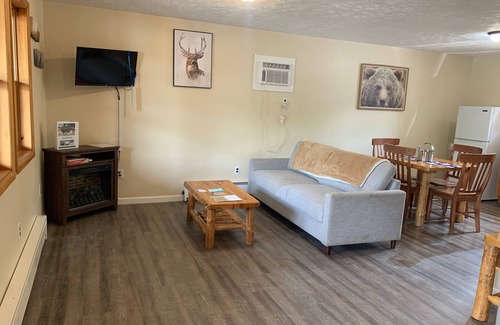 Ohiopyle Hotel | Cozy Meadow Retreat: Pet-Friendly Cabinesque Stay in Ohiopyle