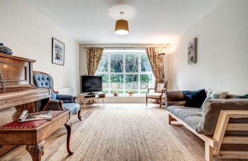 Bicester House | Pet-Friendly Retreat at Meadow Cottage - Guest Rated 9.8