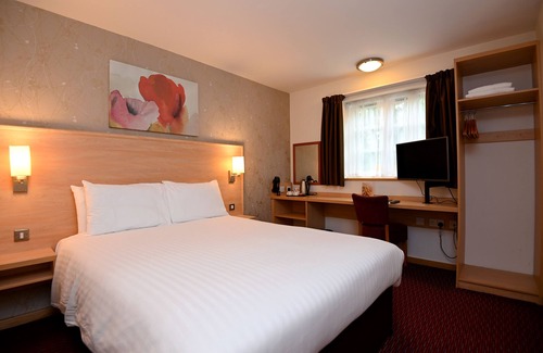 Knightcote Hotel | Discover Meadow Farm, Redditch: Family-Friendly Stay