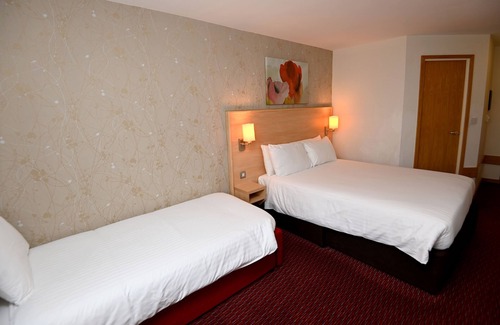 Knightcote Hotel | Discover Meadow Farm, Redditch: Family-Friendly Stay