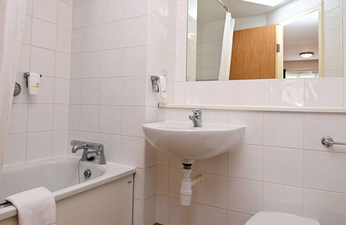 Knightcote Hotel | Discover Meadow Farm, Redditch: Family-Friendly Stay