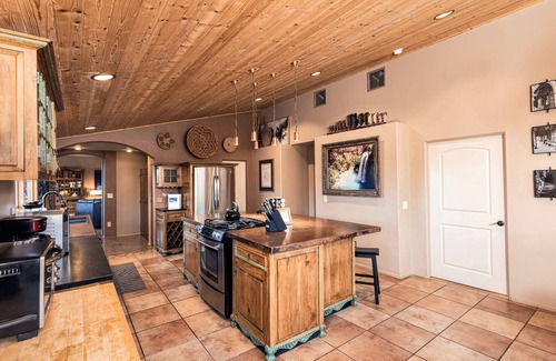 Sedona House | Experience Comfort at Meadow Lark Trail: 3BD with Jacuzzi