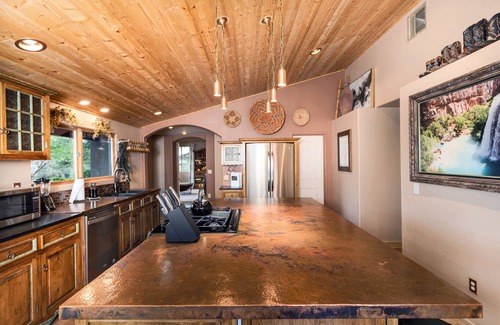 Sedona House | Experience Comfort at Meadow Lark Trail: 3BD with Jacuzzi