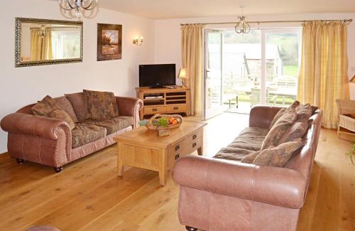 Kingsbridge House | Discover Meadow Mews: 5-Star Family-Friendly Retreat