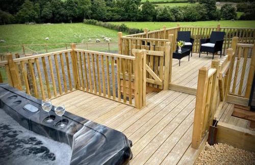 Rhayader House | Relaxing Meadow Retreat - Guest Rated 8.5/10
