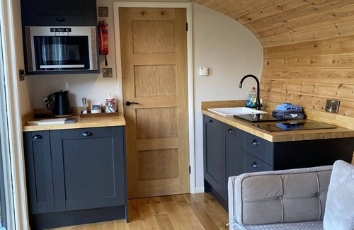 Foolow Cabin | Meadow View Cabin - Pet Friendly with Breakfast & Kitchen