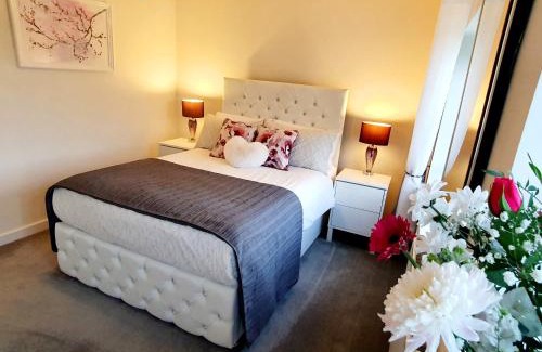 Pleasley House | Idyllic Meadow View: Family-Friendly Retreat in England