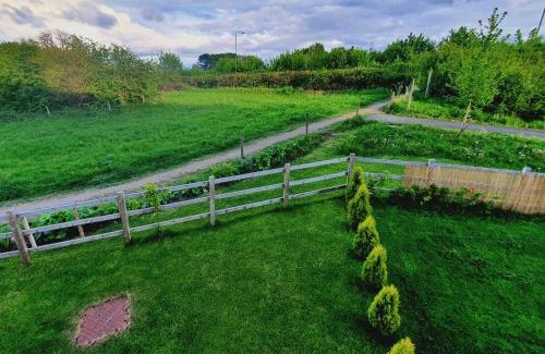 Pleasley House | Idyllic Meadow View: Family-Friendly Retreat in England