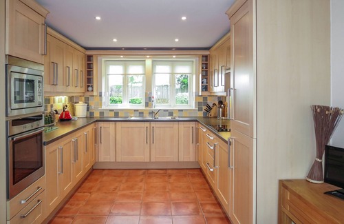 Saxmundham Apartment | Meadow View: Ideal Retreat for 8 with Pet-Friendly Amenities