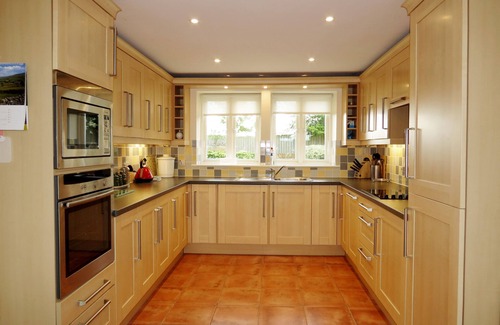Saxmundham Apartment | Meadow View: Ideal Retreat for 8 with Pet-Friendly Amenities