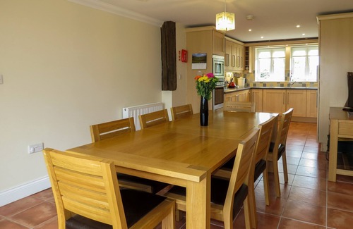 Saxmundham Apartment | Meadow View: Ideal Retreat for 8 with Pet-Friendly Amenities