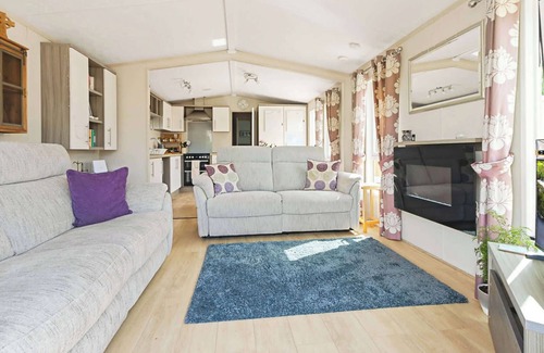 Newton Saint Cyres Ski Chalet | Meadow View Splash Retreat - Swimming Pool & Fishing Nearby