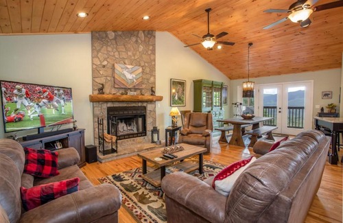 Banner Elk House | Relaxing Retreat at Meadow View: Pet-Friendly & Spa Amenities