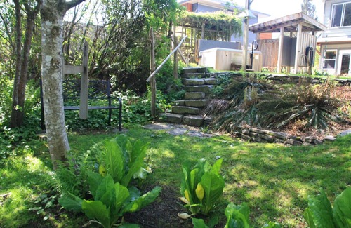 Brackendale House | MeadowBrook Suite: Deluxe 2 BDRM with Yard & Hot Tub