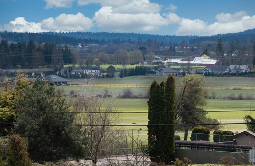 Saanichton Condo | Meadowlands Luxury home-AC & car-Perfect long term to see if it is the right fit