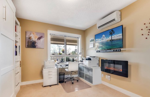 Saanichton Condo | Meadowlands Luxury home-AC & car-Perfect long term to see if it is the right fit
