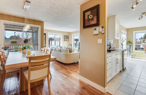 Saanichton Condo | Meadowlands Luxury home-AC & car-Perfect long term to see if it is the right fit