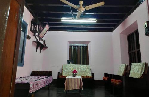 Thrissur House | Discover Meadows: Family-Friendly Stay with Breakfast Included