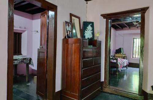 Thrissur House | Discover Meadows: Family-Friendly Stay with Breakfast Included