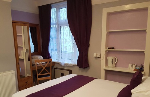 Uttoxeter House | Meadows Way Guest House