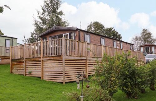 Carnforth House | Meadowsweet Lodge: 4-Star Retreat for Families & Pets