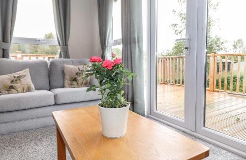 Carnforth House | Meadowsweet Lodge: 4-Star Retreat for Families & Pets