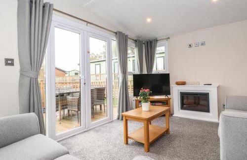 Carnforth House | Meadowsweet Lodge: 4-Star Retreat for Families & Pets