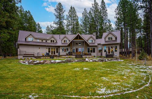 Black Butte Ranch House | Relax at Meadowview Haven: A 4-Star Family Retreat