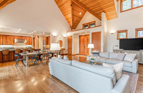 Black Butte Ranch House | Relax at Meadowview Haven: A 4-Star Family Retreat