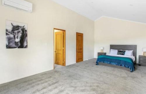 Waiau Pa House | Cozy Meadowview Retreat - 5 Mins to the Beach & Eco-Friendly