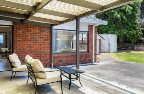 Waiau Pa House | Cozy Meadowview Retreat - 5 Mins to the Beach & Eco-Friendly