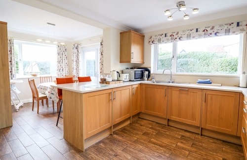 Rhos on Sea Cottage | Pet-Friendly Escape at Meadway House in Rhos-On-Sea