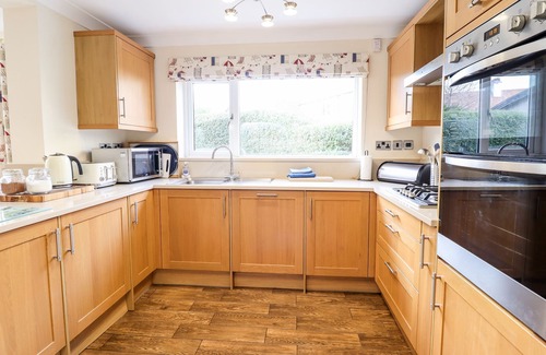 Rhos on Sea Cottage | Pet-Friendly Escape at Meadway House in Rhos-On-Sea