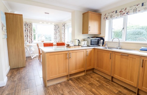 Rhos on Sea Cottage | Pet-Friendly Escape at Meadway House in Rhos-On-Sea