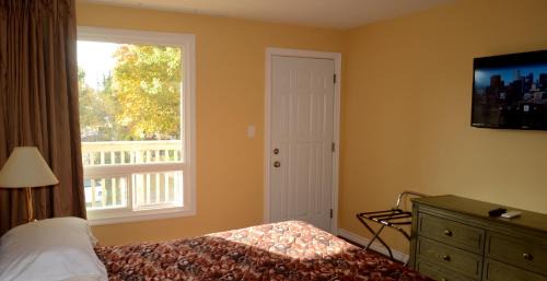 Meaford Hotel | Discover Meaford Inn: Pet-Friendly Ocean View Getaway