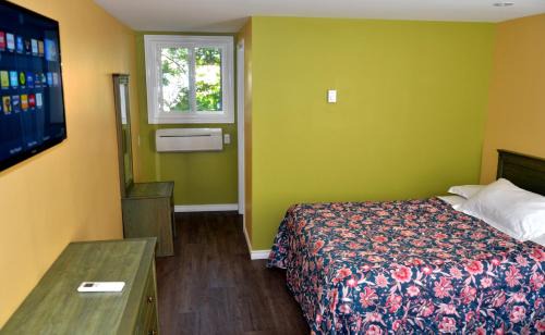 Meaford Hotel | Discover Meaford Inn: Pet-Friendly Ocean View Getaway