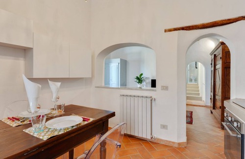 Vicopisano Apartment | Historic Vicopisano Apartment with Breakfast & Kitchen Access