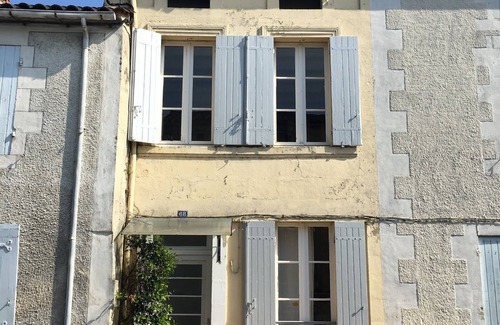 Gontaud House | Cozy Medieval Town House with Pool & Breakfast Included