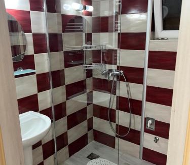 Szantod Apartment | Mediterán Fedett Medencés Apartmanház: Family-Friendly Oasis