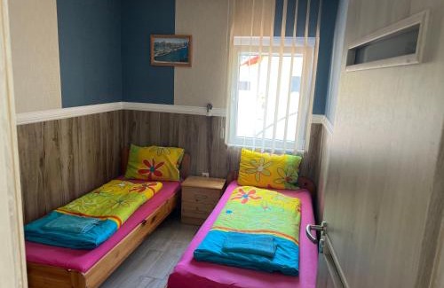 Szantod Apartment | Mediterán Fedett Medencés Apartmanház: Family-Friendly Oasis