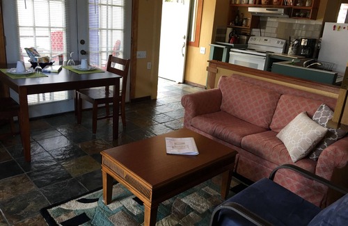 Kapoho Apartment | Charming 2BR Garden Apartment Steps from the Ocean