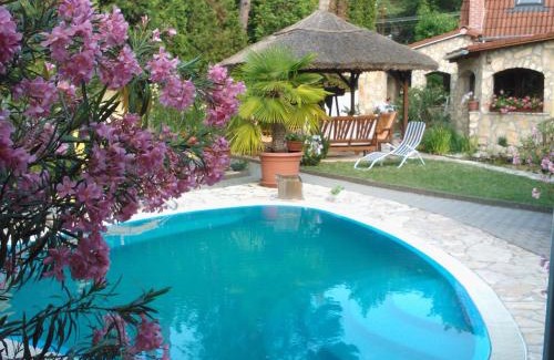Szantod Apartment | Tranquil Mediterrán Apartmanház with Oceanfront Pool
