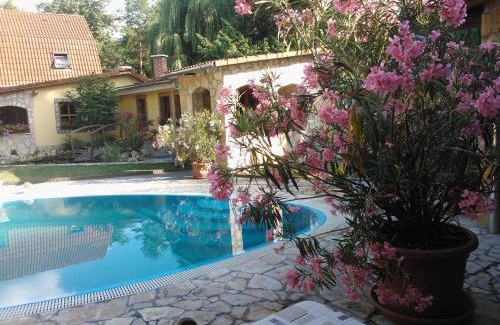 Szantod Apartment | Tranquil Mediterrán Apartmanház with Oceanfront Pool