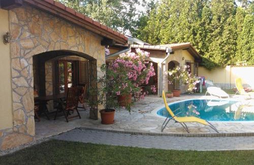 Szantod Apartment | Tranquil Mediterrán Apartmanház with Oceanfront Pool