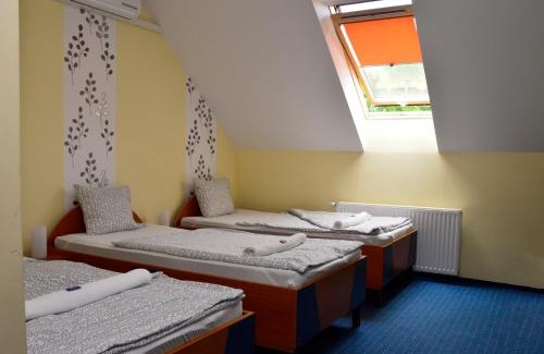 Kecskemet House | Tranquil Mediterrán Vendégház: Family-Friendly Retreat