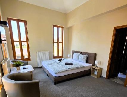 Kecskemet House | Tranquil Mediterrán Vendégház: Family-Friendly Retreat