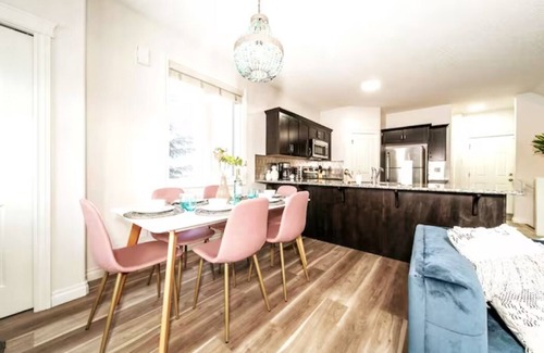 Northwest Edmonton House | Relaxing Mediterranean Retreat with King Bed & Hot Tub