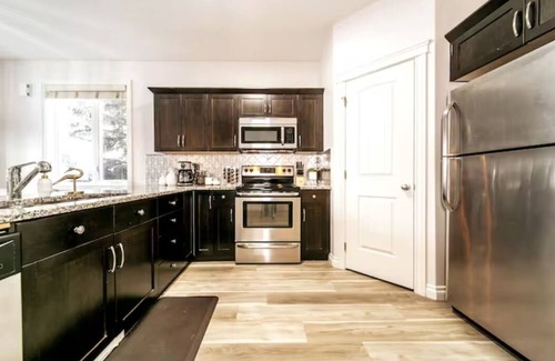 Northwest Edmonton House | Relaxing Mediterranean Retreat with King Bed & Hot Tub